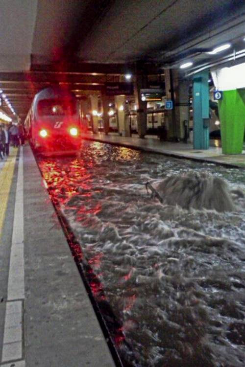 Napoli, metropolitana invasa da acqua e fango
